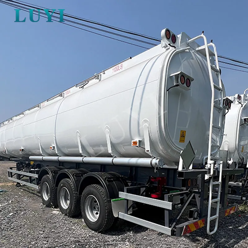 Three-axle 4500 liters oil tanker