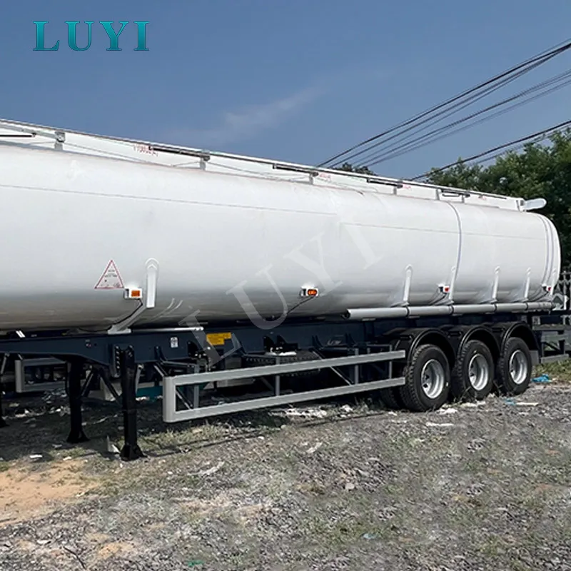 Three-axle 4500 liters oil tanker