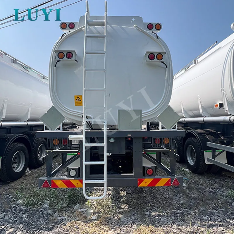 Three-axle 4500 liters oil tanker