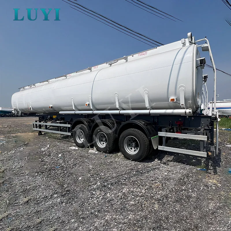 Three-axle 4500 liters oil tanker