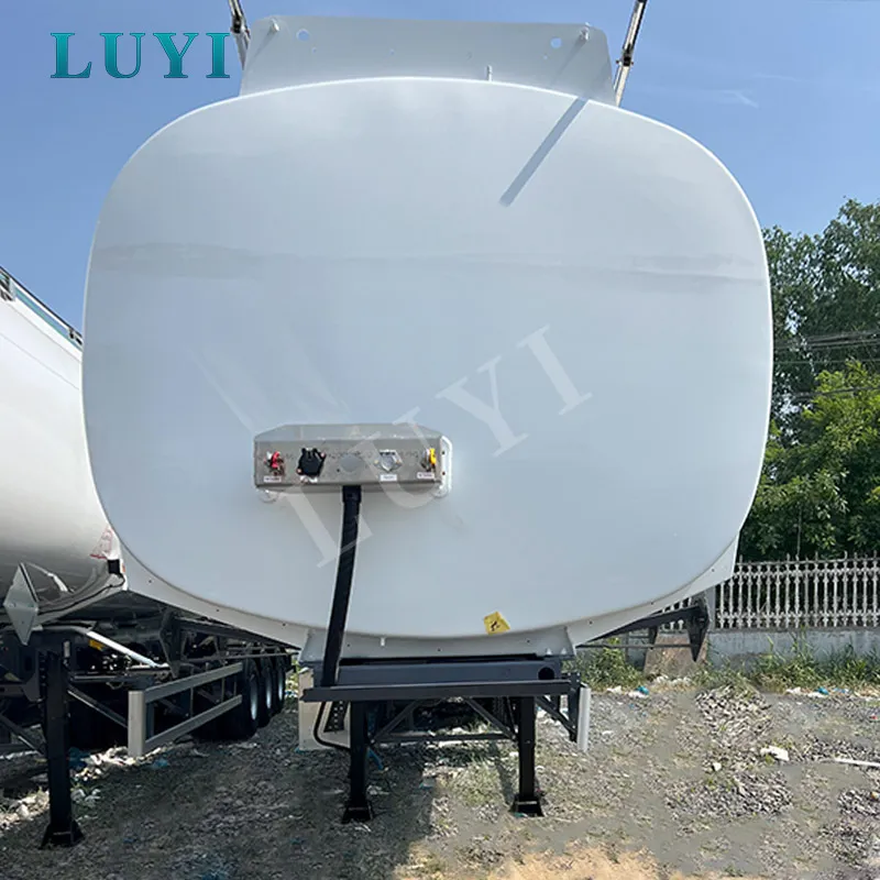 Three-axle 4500 liters oil tanker
