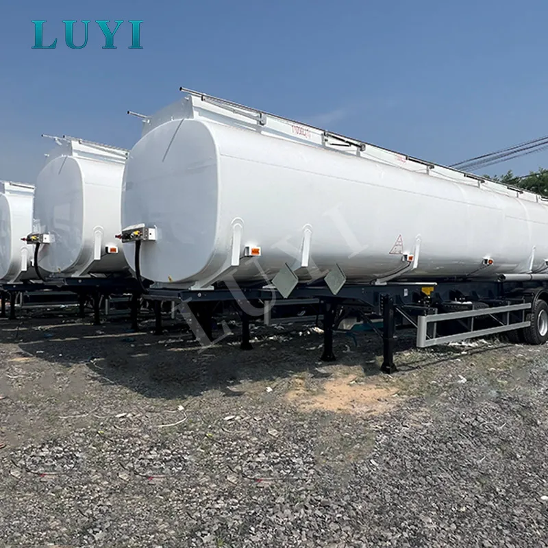 Three-axle 4500 liters oil tanker